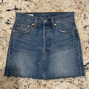 LEVIS PREMIUM HIGH-RISE
DECONSTRUCTED SKIRT